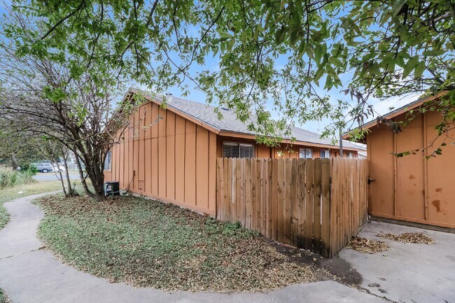 Building Photo - 323 W William Cannon Dr