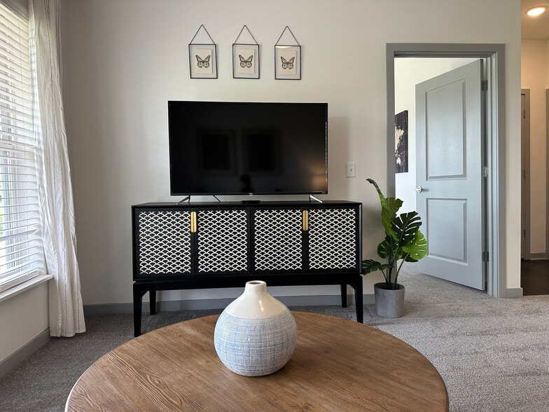 Building Photo - 5102 Aldersgate Dr