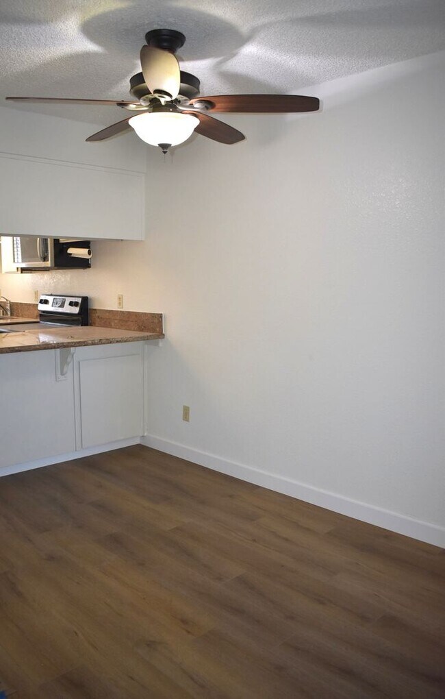 Building Photo - Freshly updated condo unit with a communit...