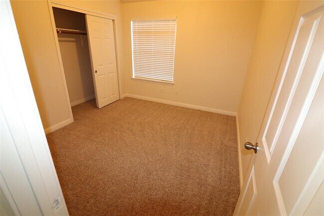 Building Photo - 806 Zappa Dr