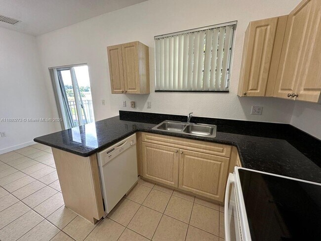 Building Photo - 2641 NE 4th St