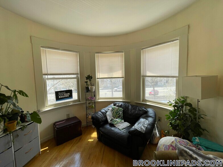 Building Photo - 1406 Beacon St