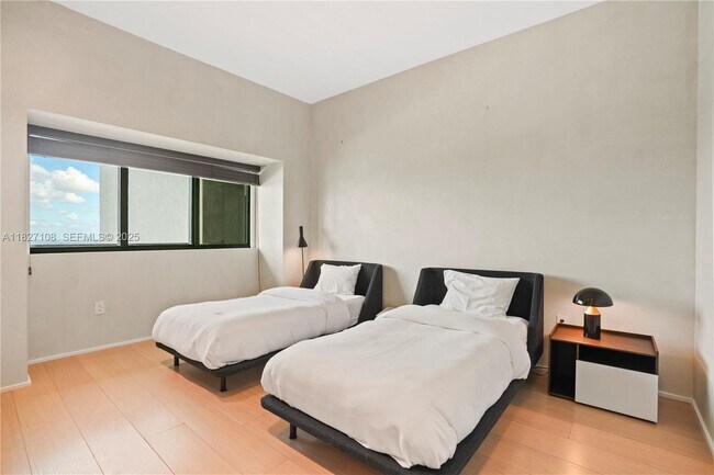 Building Photo - 650 NE 32nd St