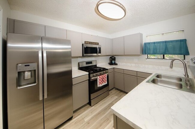 Building Photo - 2112 Waterway Bend