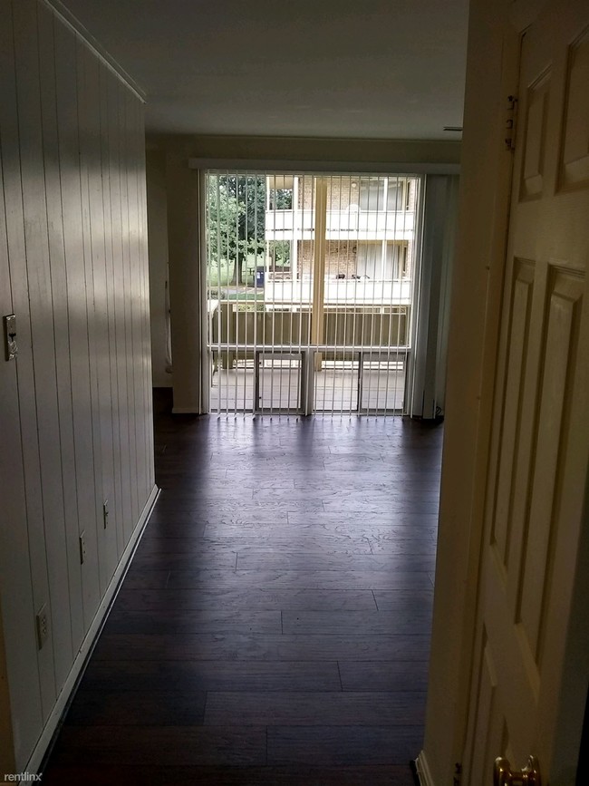 Building Photo - 3 br, 1.5 bath Condo - 7244 Donnell Pl Apt C2