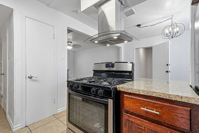 Building Photo - 3 bed 2 bath house with a studio