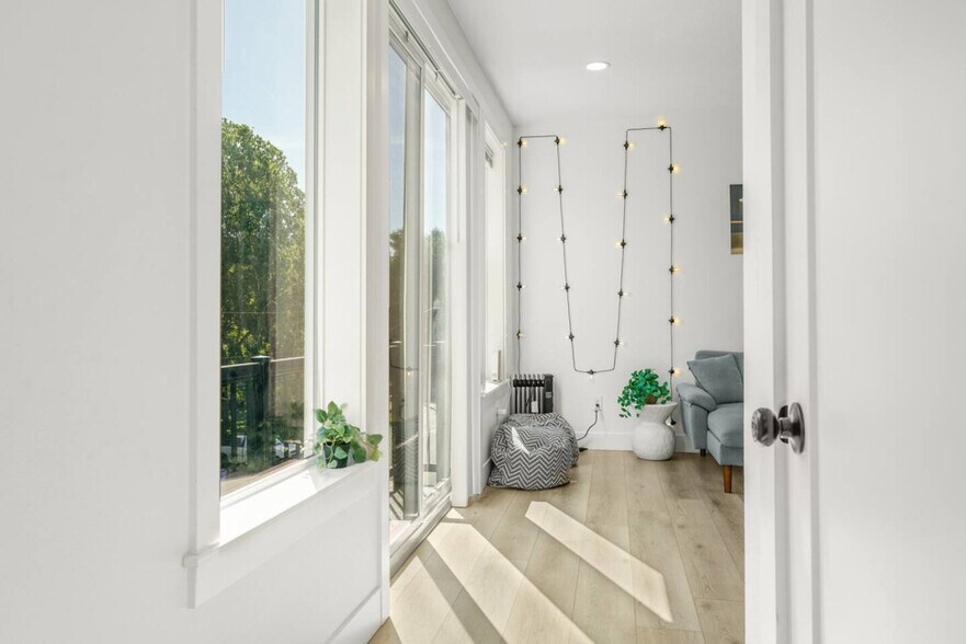 Building Photo - 3309 NE 42nd Pl