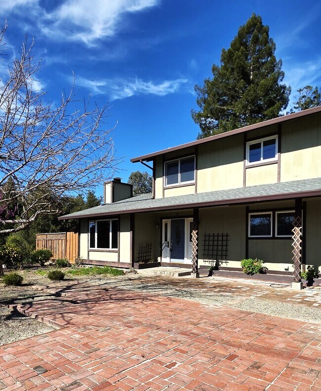 Building Photo - Fabulous Moraga 4bd+den/3ba Property with Stunning Views & Pool/Spa