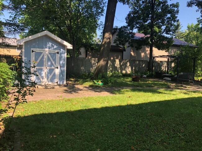 Building Photo - Beautiful Home next to Paddock Lake (3BR/1.5BA)