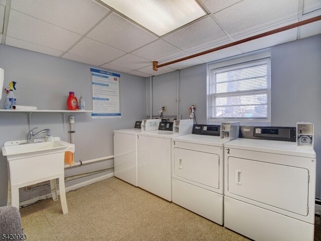 Building Photo - 741 Bloomfield Ave