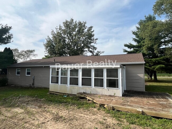 Building Photo - Three Bedroom, Plymouth Local Schools