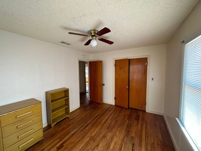 Building Photo - 3 Bed 1 Bath Home