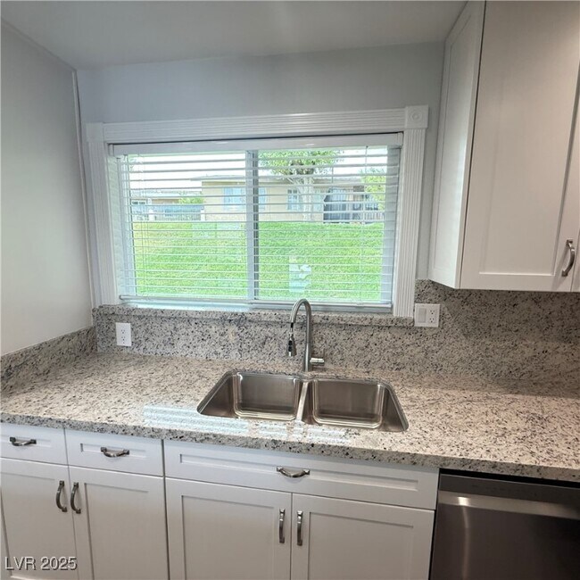 Building Photo - 508 Woodcrest Ct