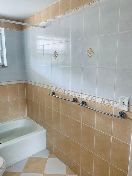 Building Photo - 1750 W 46th St