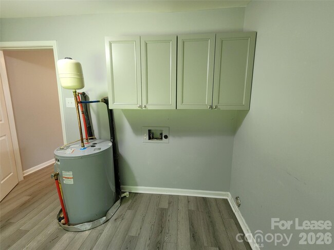 Building Photo - 4633 Club View Dr