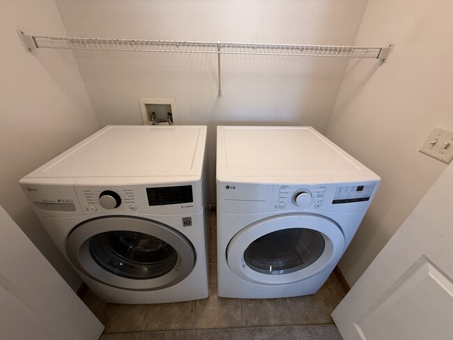 Building Photo - 10530 Pond Curve