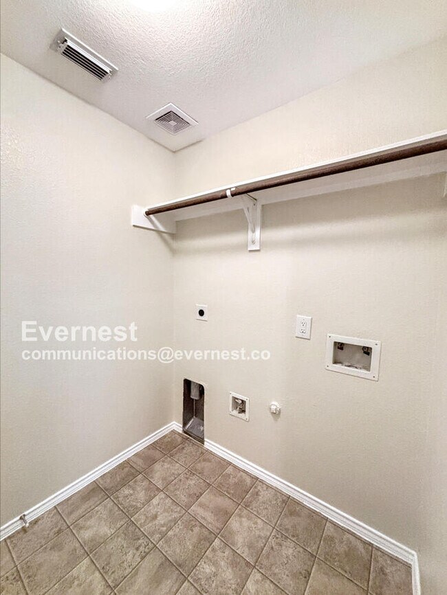 Building Photo - 122 Golden Oak Dr