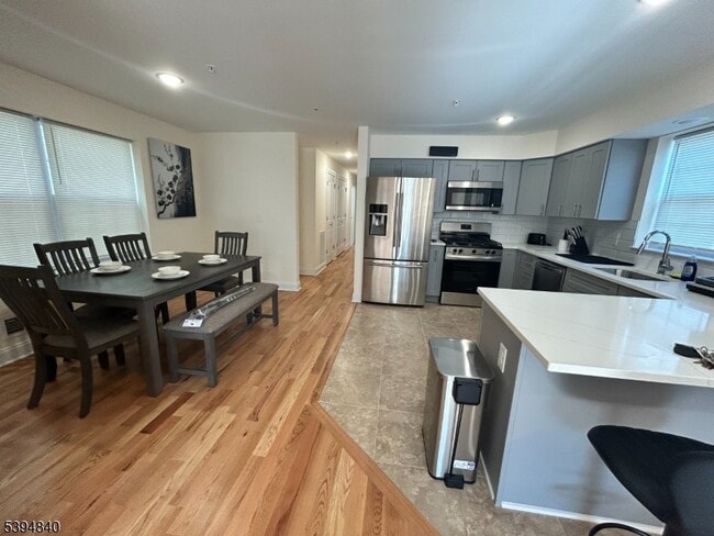 Building Photo - 337 13th Ave