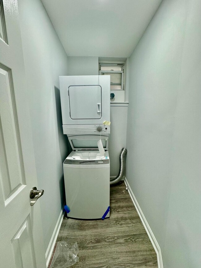 Building Photo - 3011 W Girard Ave