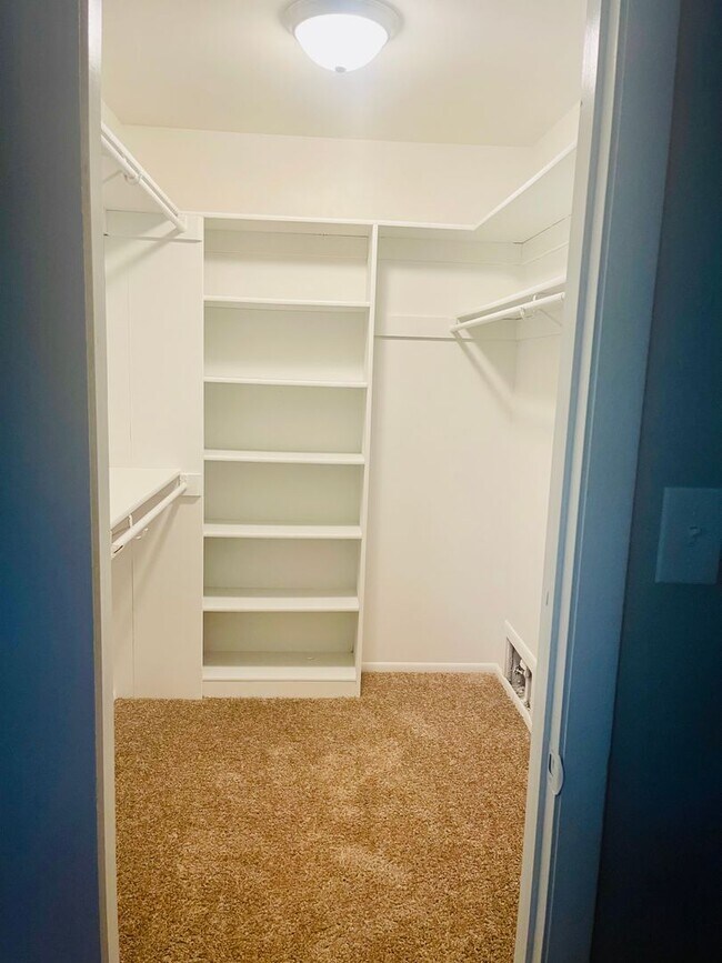 Building Photo - Beautiful recently Renovated 2 Bedroom 1.5...