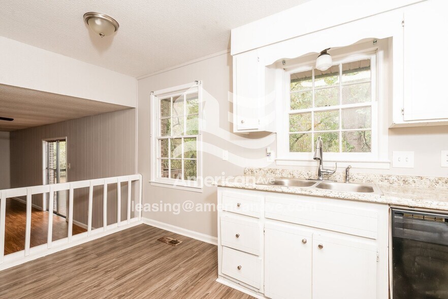 Building Photo - 404 Laurie Ln