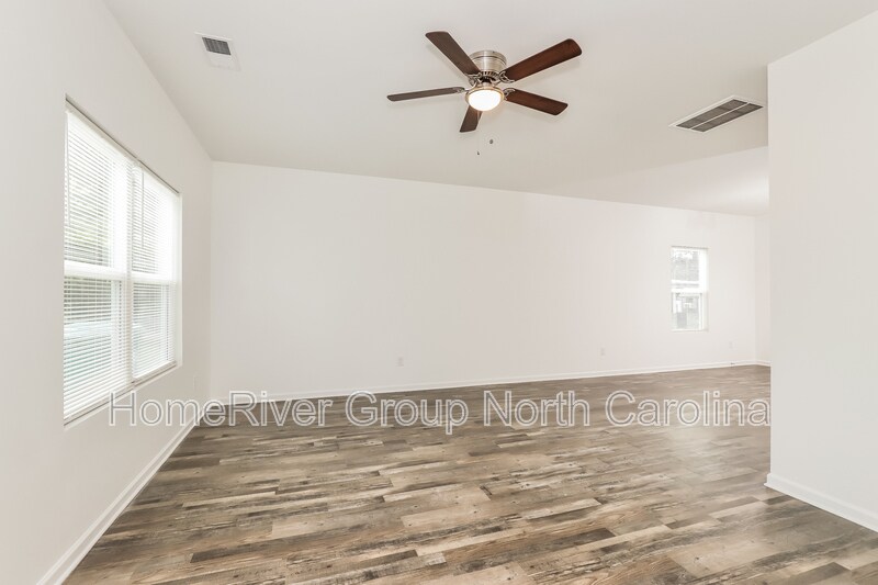 Building Photo - 830 Graylyn Dr