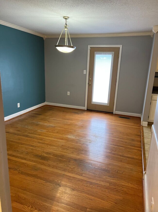 Building Photo - Knoxville 37921 - 3 bedroom 1.5 bath home - call Adam Sharp 865-254-0980
