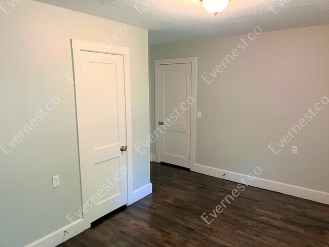 Building Photo - 3 Bed, 2 Bath Home with Carport / Pet-Friendly / Vouchers Accepted / Coming Soon!