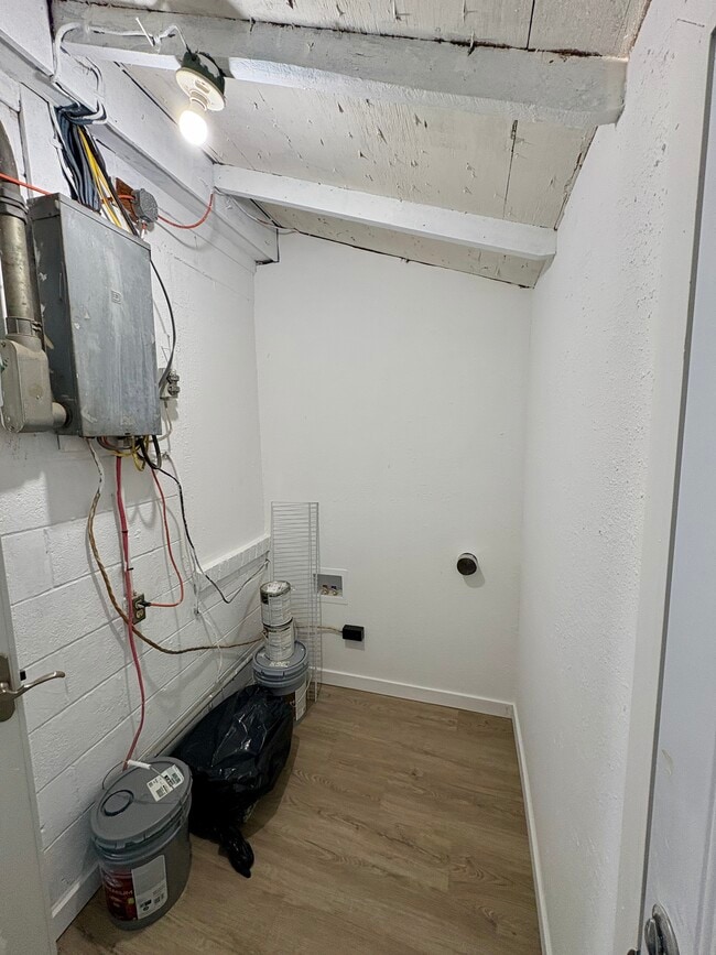 Building Photo - 889 W Main St