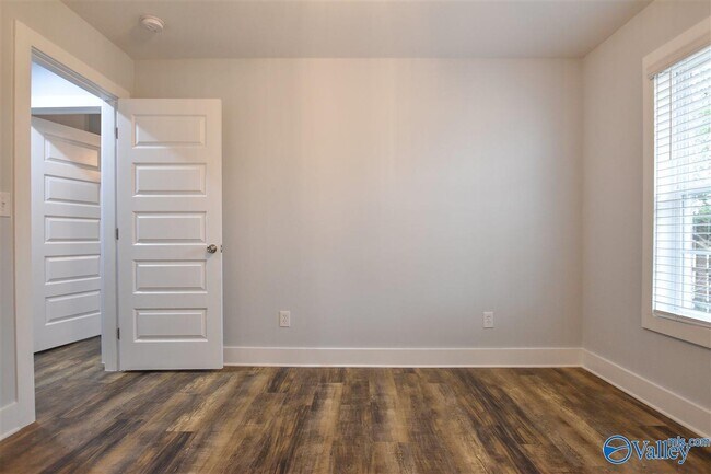 Building Photo - 300 Stone Hill Dr