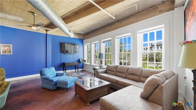 Building Photo - 222 Losoya St