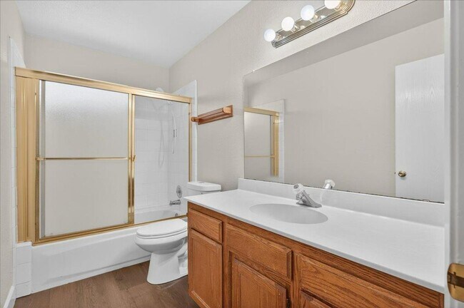Building Photo - Nicely Remodeled North Fresno 3/2