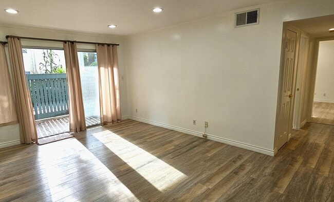 Building Photo - Beautiful 2 Bedrooms, 1 Bath Condo in Grea...