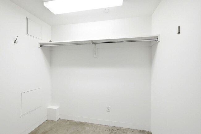 Building Photo - 1076 S Van Ness Ave