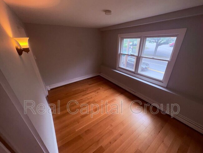 Building Photo - 376 Kenwood Ave
