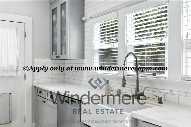 Building Photo - Timeless Modern Luxury 3 bedroom in one of...