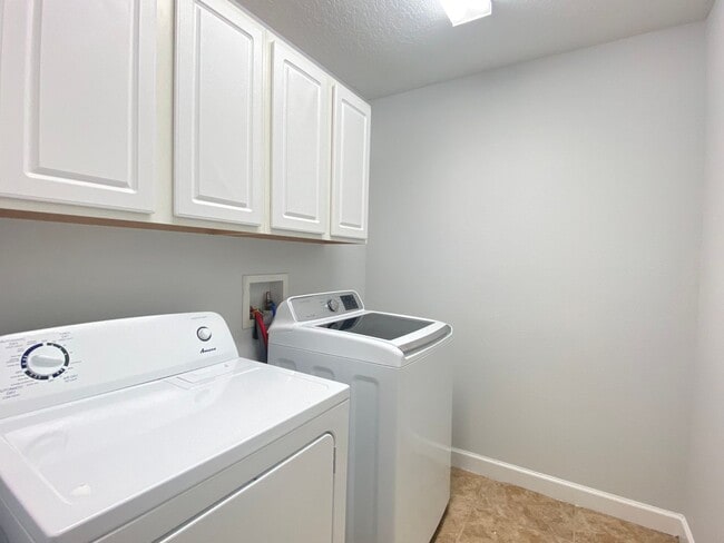 Building Photo - Spacious Waterfront 4BD/2.5BA Single Family Home in Orlando FL!