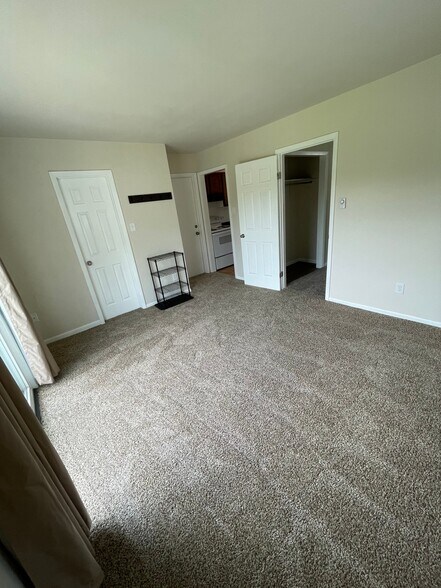 Building Photo - 120 Karen St