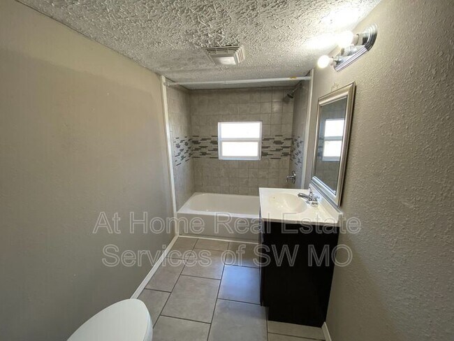 Building Photo - 1471 E Mcgee St