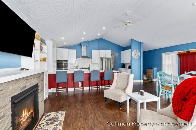 Building Photo - 3 bed, 2.5 bath Located on Bostwick Lake