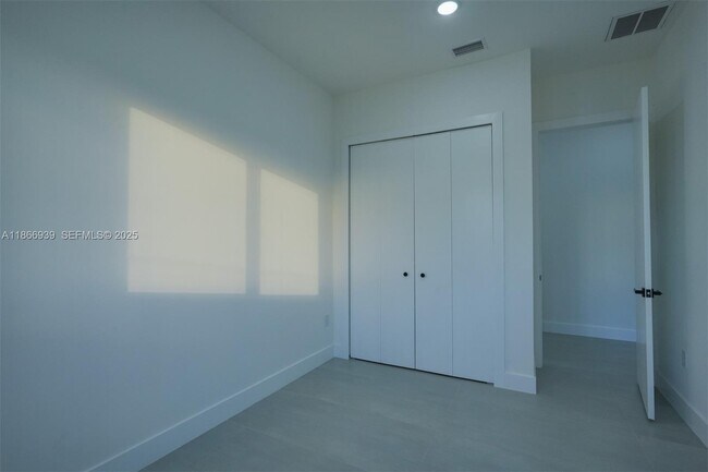 Building Photo - 5 SW 26th Pl