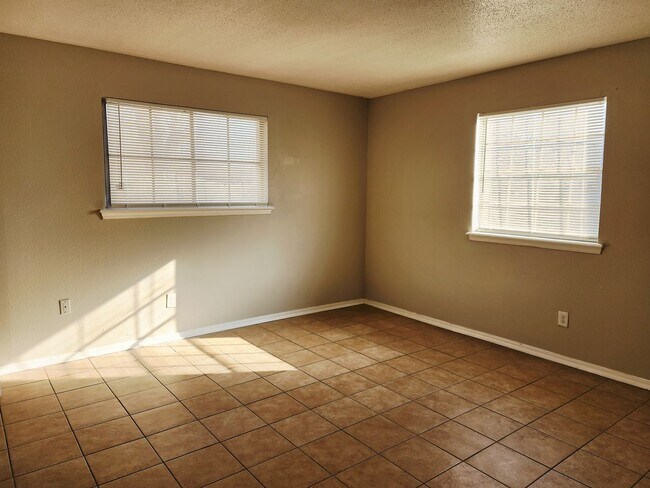 Building Photo - 1 bed 1 bath downstairs Apt in Monterey Square Apts