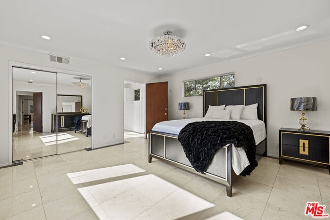 Building Photo - 865 Warner Ave