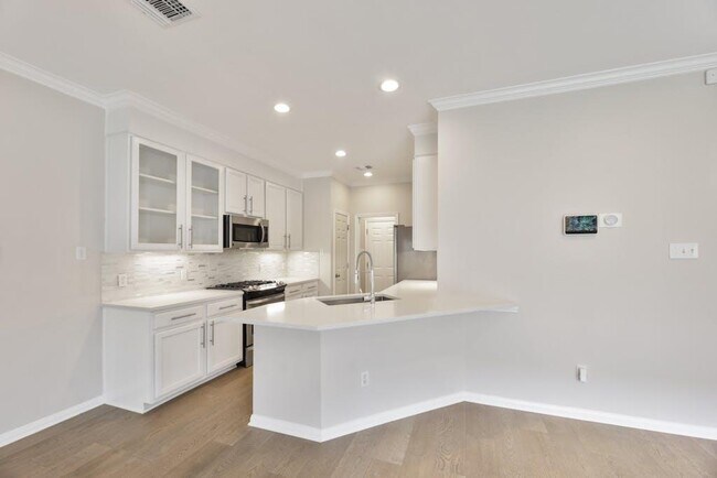 Building Photo - 7500 Shadowridge Run