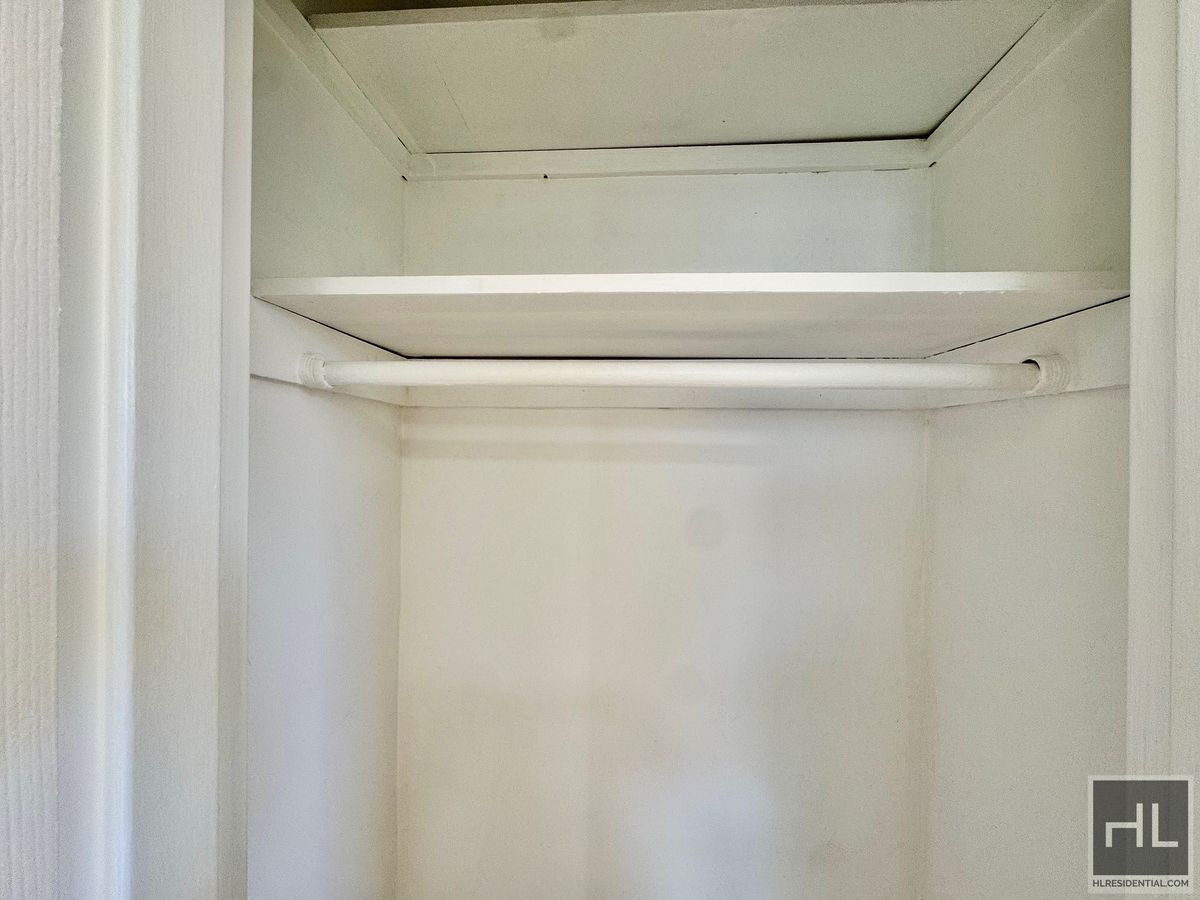 Building Photo - Newly Renovated 2 bedroom apartment spanni...