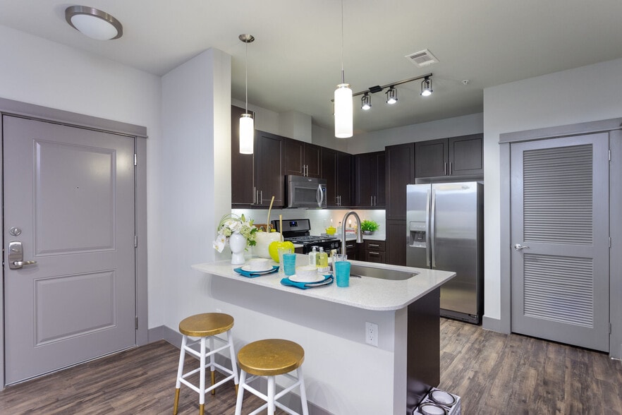 Primary Photo - Pearl Lantana