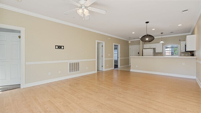 Building Photo - 4880 Dahlia Ct