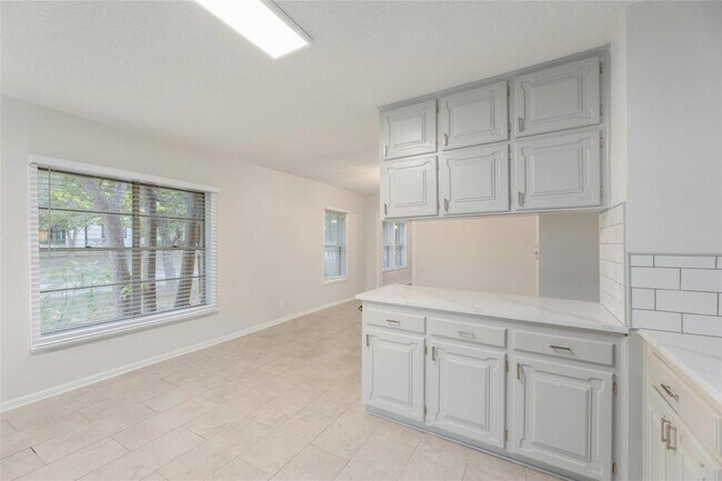 Building Photo - 419 N Doak St