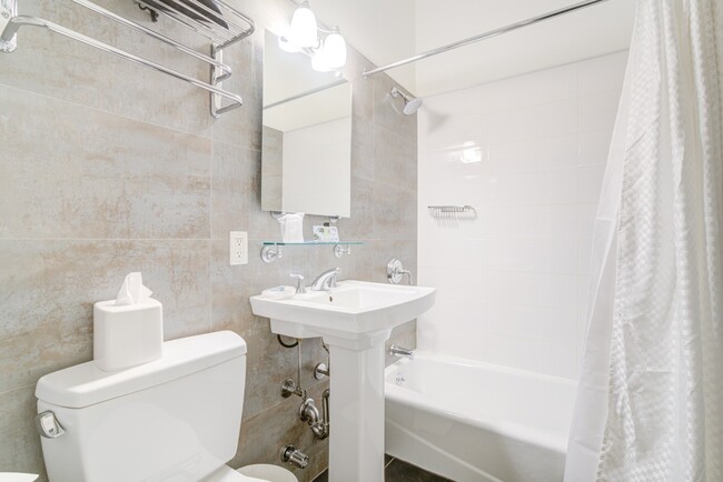 Building Photo - Studio Basic & Ensuite Bath - Midtown East