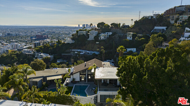 Building Photo - 8515 Hollywood Blvd